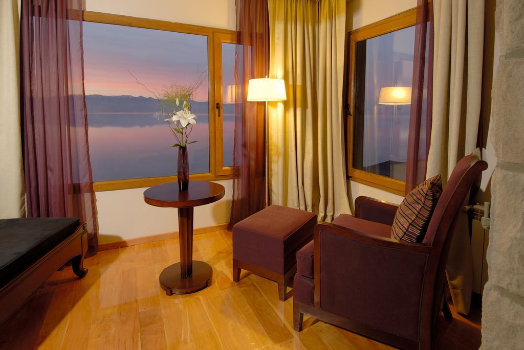 Alma Del Lago Suites & Spa ซานคาร์ลอส เด บาริโลเช ภายนอก รูปภาพ A room at the hotel