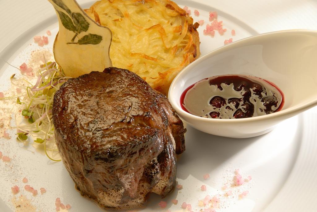Alma Del Lago Suites & Spa ซานคาร์ลอส เด บาริโลเช ภายนอก รูปภาพ A steak with a potato and a sauce