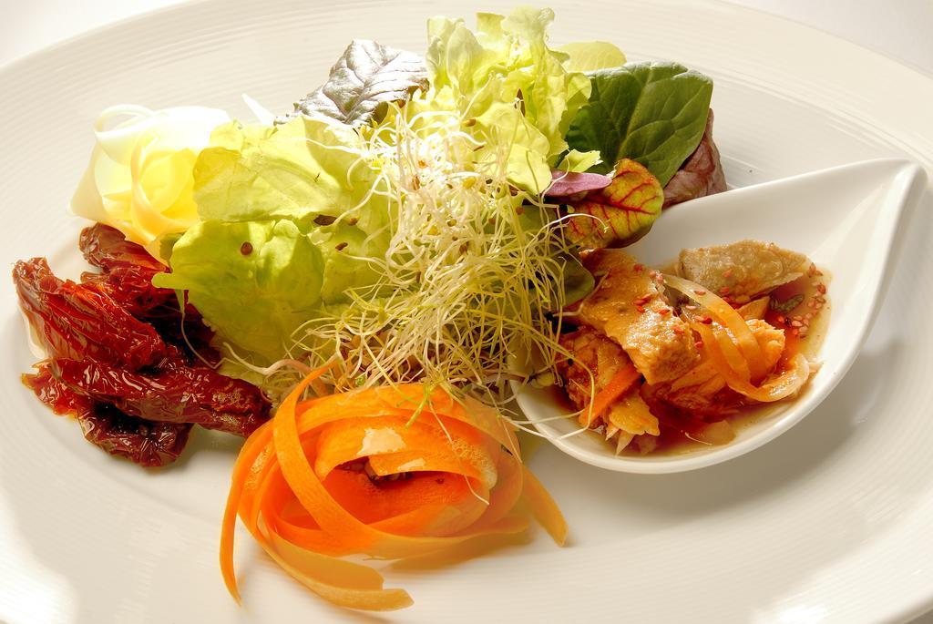 Alma Del Lago Suites & Spa ซานคาร์ลอส เด บาริโลเช ภายนอก รูปภาพ A salad with sprouted alfalfa
