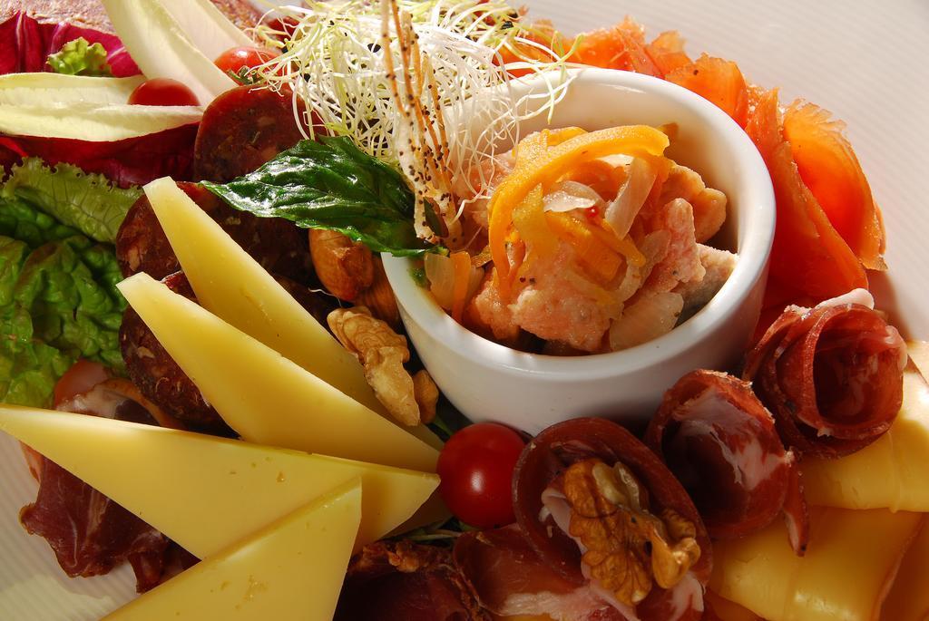 Alma Del Lago Suites & Spa ซานคาร์ลอส เด บาริโลเช ภายนอก รูปภาพ A salad with a small bowl of Thousand Islands dressing