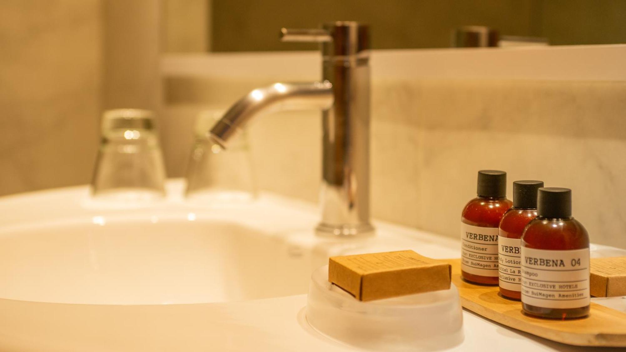 Alma Del Lago Suites & Spa ซานคาร์ลอส เด บาริโลเช ภายนอก รูปภาพ A bathroom in a hotel