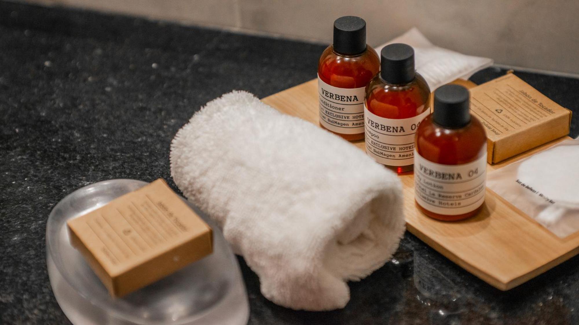 Alma Del Lago Suites & Spa ซานคาร์ลอส เด บาริโลเช ภายนอก รูปภาพ A selection of toiletries in a hotel bathroom