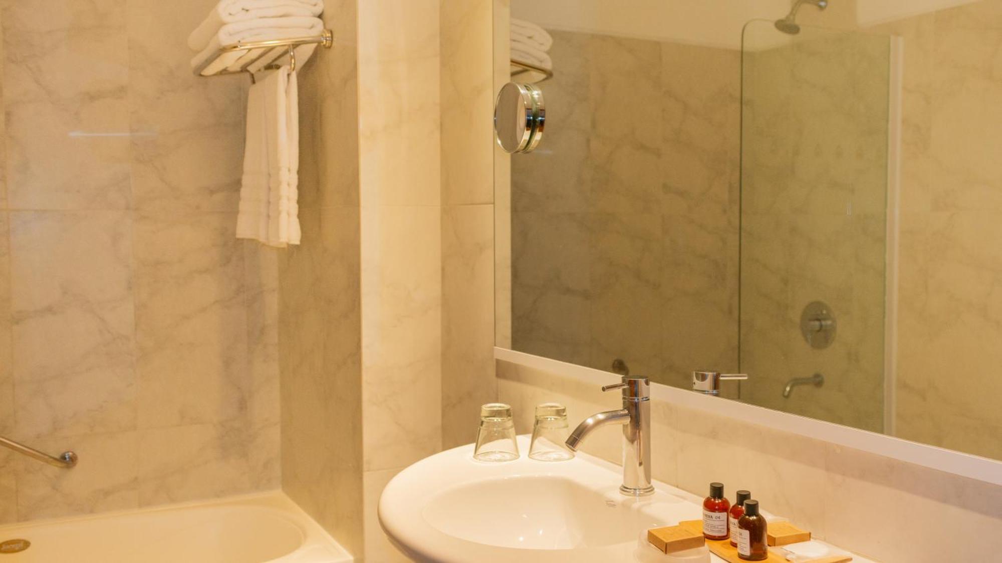 Alma Del Lago Suites & Spa ซานคาร์ลอส เด บาริโลเช ภายนอก รูปภาพ Bathroom
