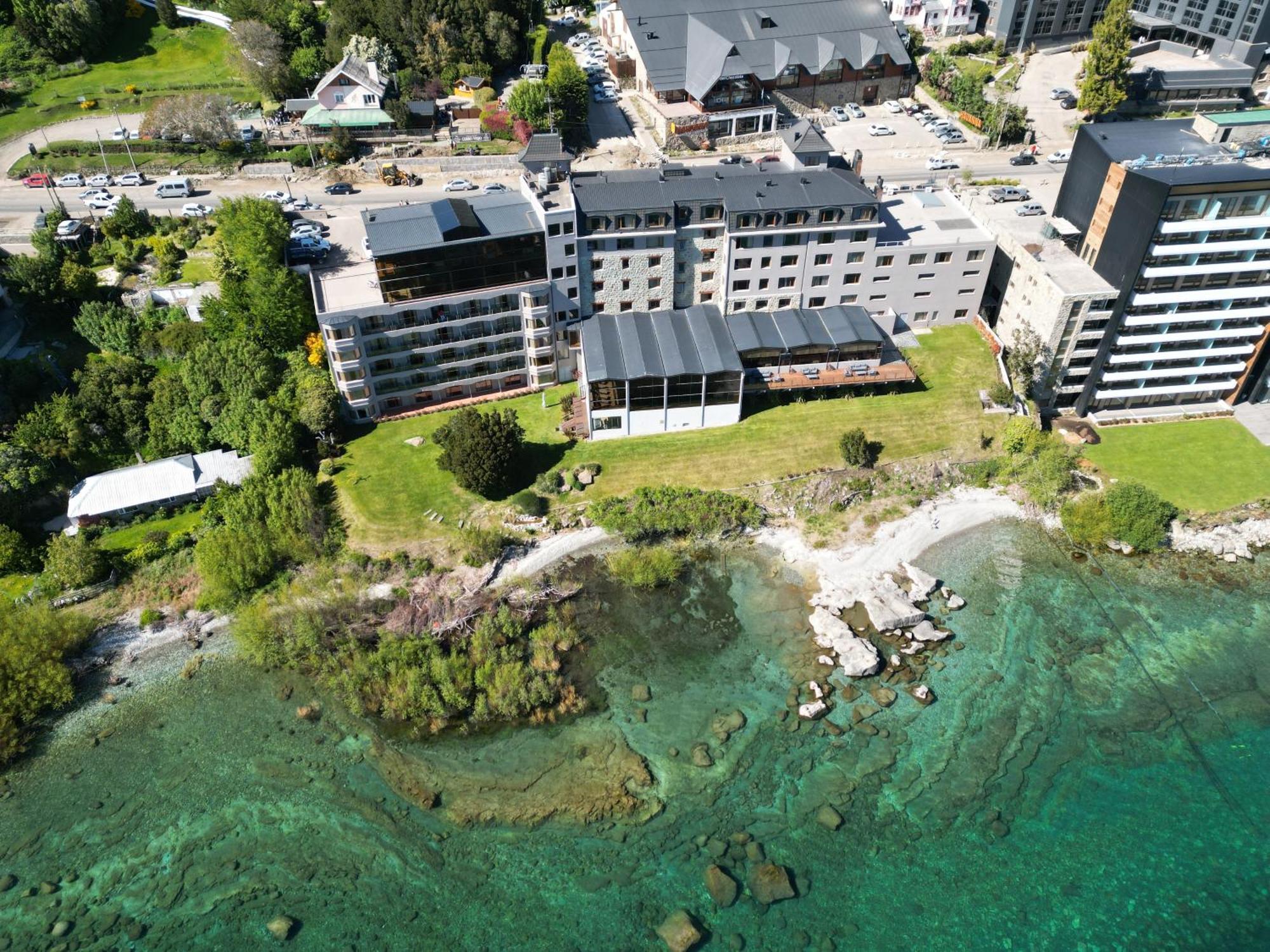 Alma Del Lago Suites & Spa ซานคาร์ลอส เด บาริโลเช ภายนอก รูปภาพ Aerial view of the hotel