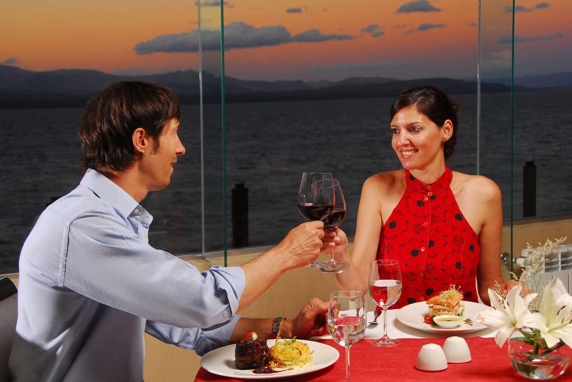 Alma Del Lago Suites & Spa ซานคาร์ลอส เด บาริโลเช ภายนอก รูปภาพ A couple dining together