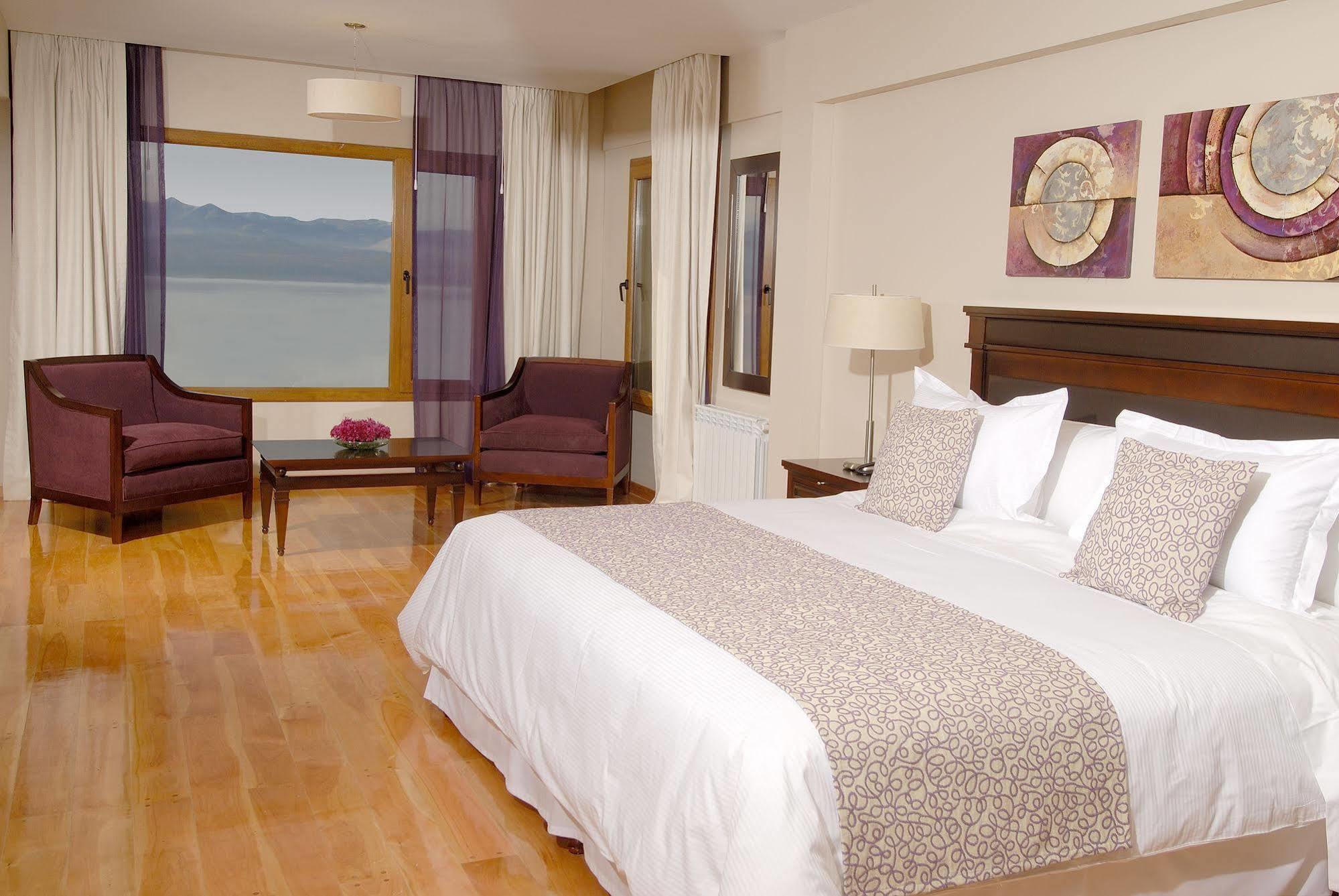 Alma Del Lago Suites & Spa ซานคาร์ลอส เด บาริโลเช ภายนอก รูปภาพ A bedroom at the hotel
