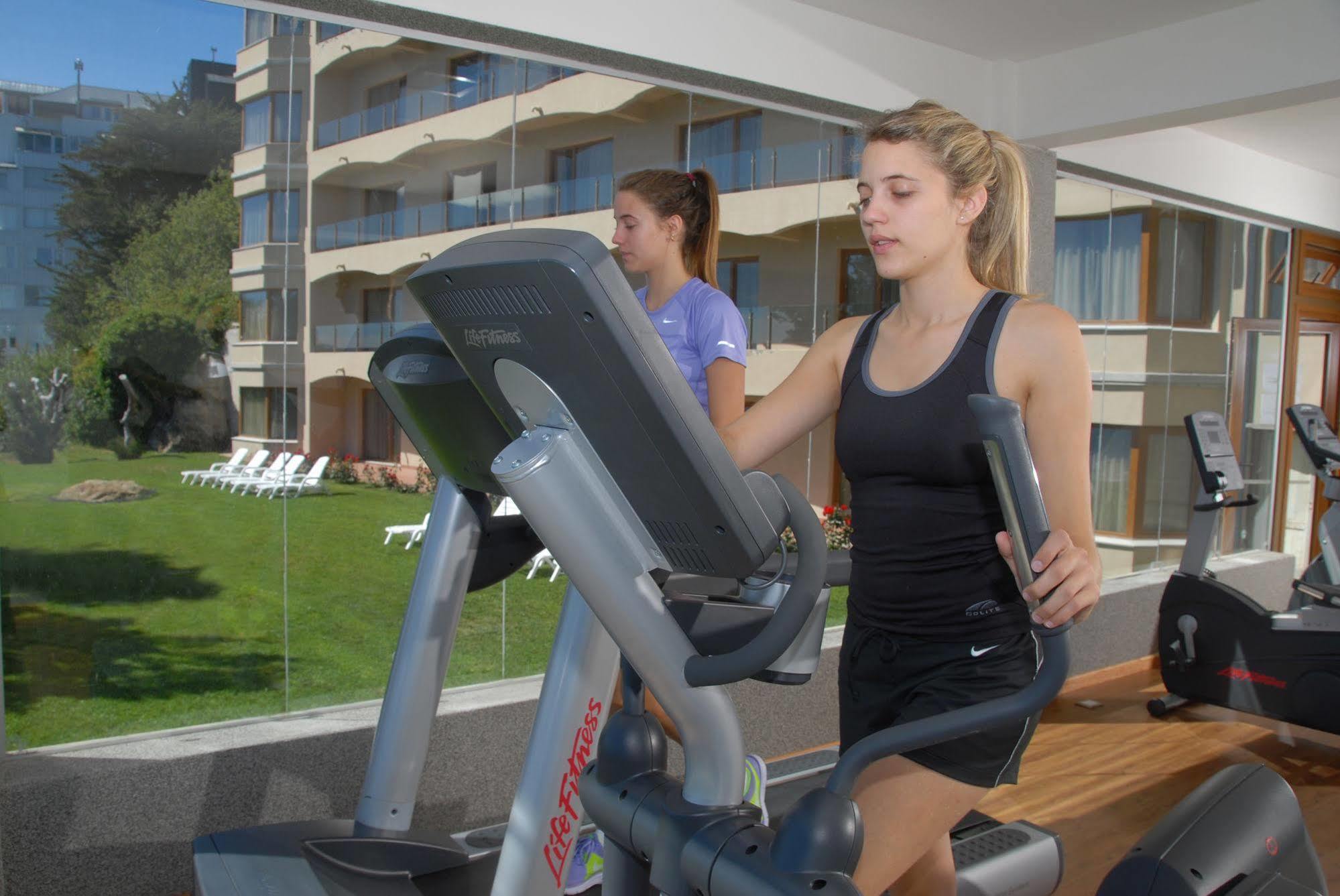 Alma Del Lago Suites & Spa ซานคาร์ลอส เด บาริโลเช ภายนอก รูปภาพ A woman on a cross trainer